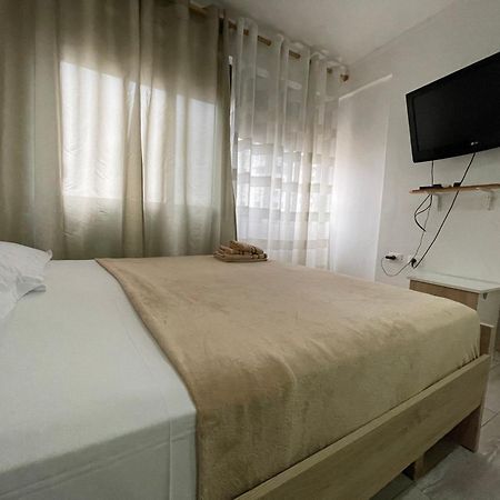 Downtown Modern Studio Apartment Tirana Bagian luar foto