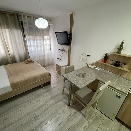 Downtown Modern Studio Apartment Tirana Bagian luar foto