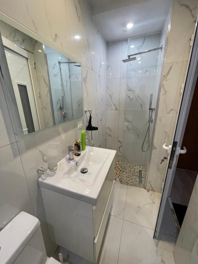Downtown Modern Studio Apartment Tirana Bagian luar foto