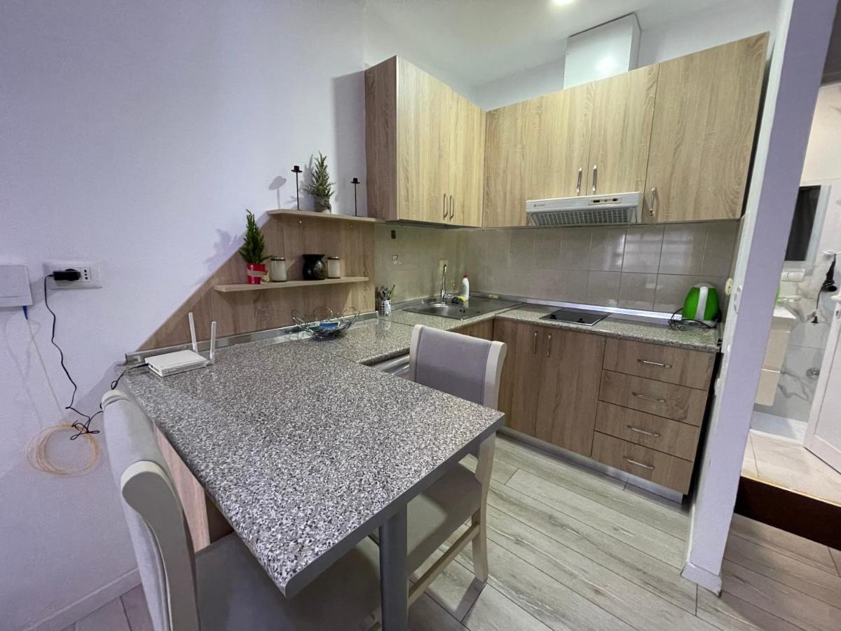 Downtown Modern Studio Apartment Tirana Bagian luar foto