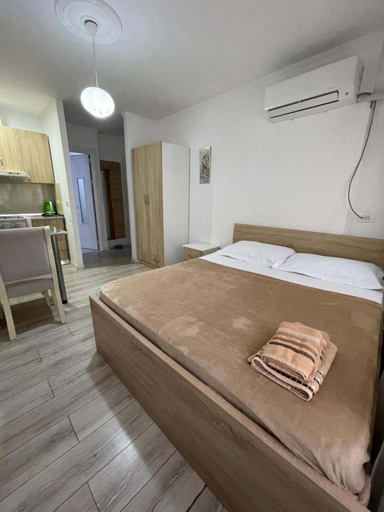 Downtown Modern Studio Apartment Tirana Bagian luar foto