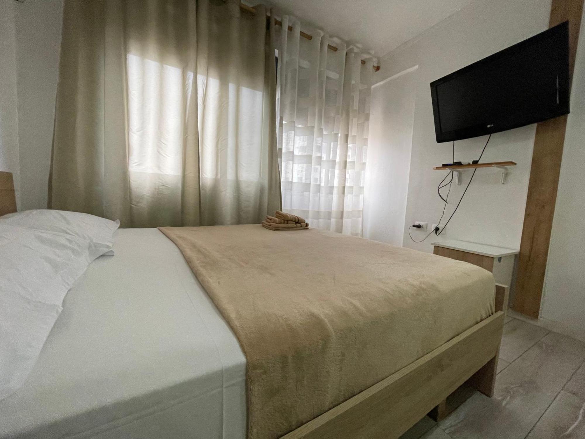Downtown Modern Studio Apartment Tirana Bagian luar foto