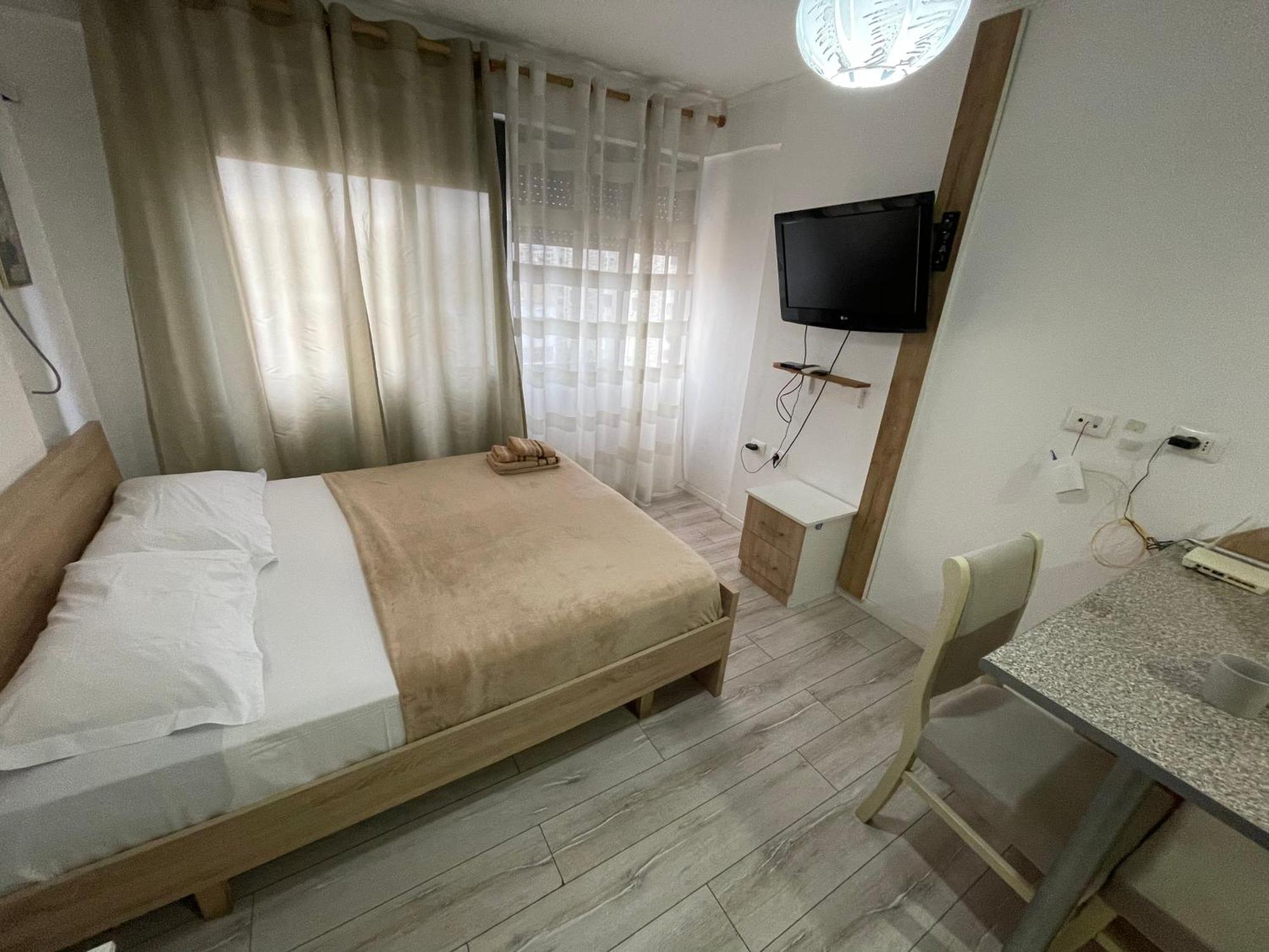 Downtown Modern Studio Apartment Tirana Bagian luar foto