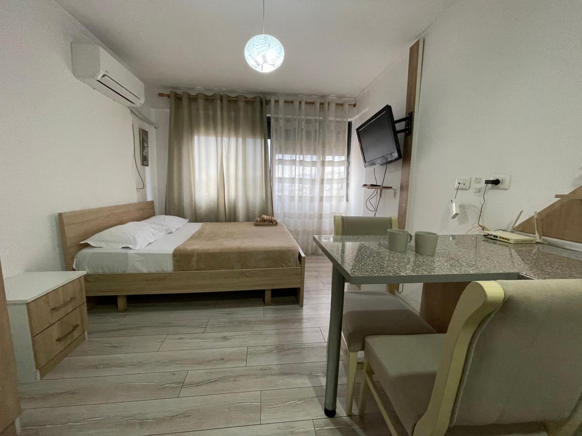 Downtown Modern Studio Apartment Tirana Bagian luar foto